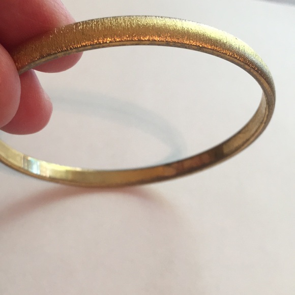 Elegant vintage burnished goldtone bangle bracelet by Monet - Picture 6 of 12